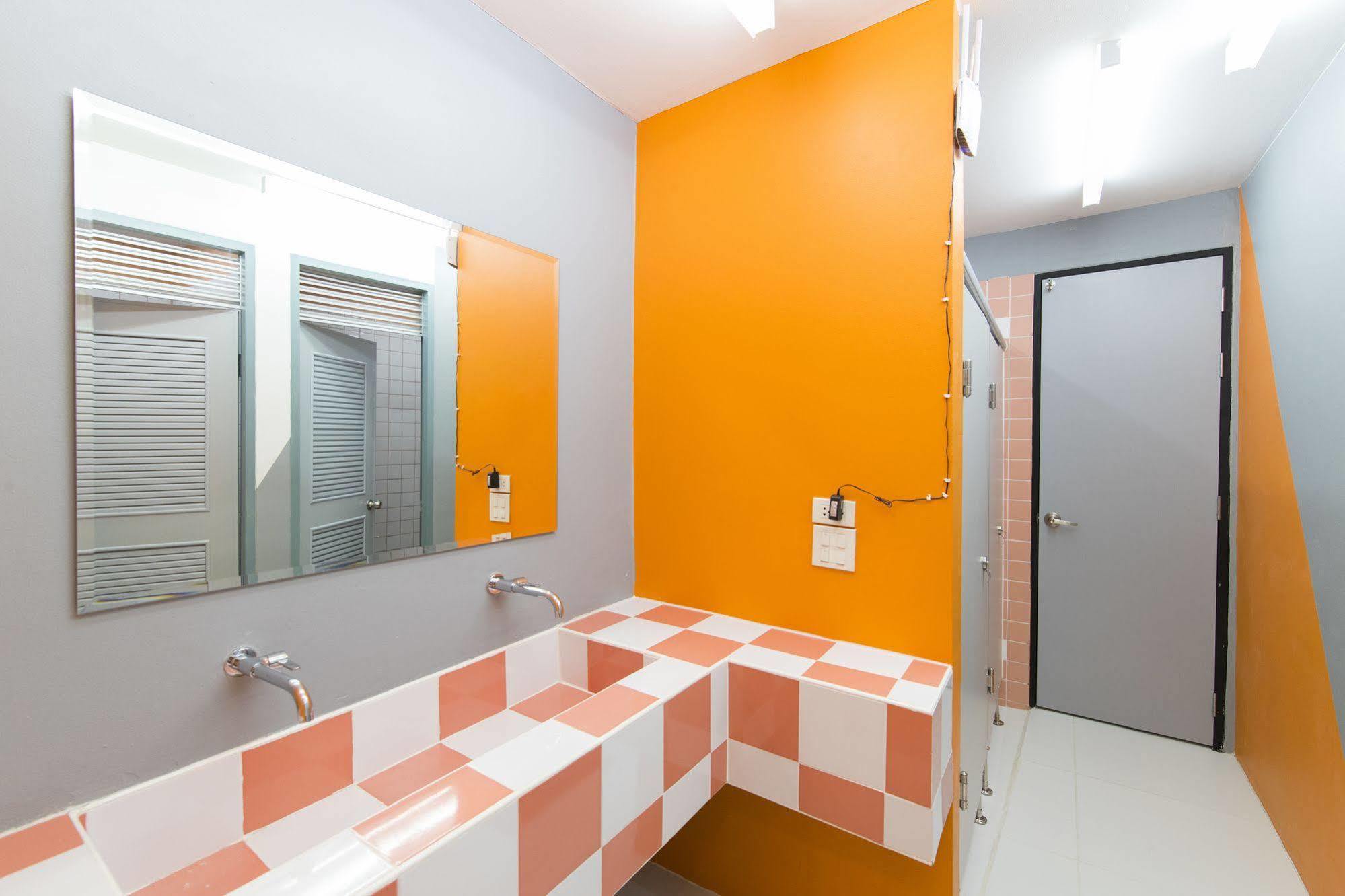 Pixellar Hostel Bangkok Ngoại thất bức ảnh