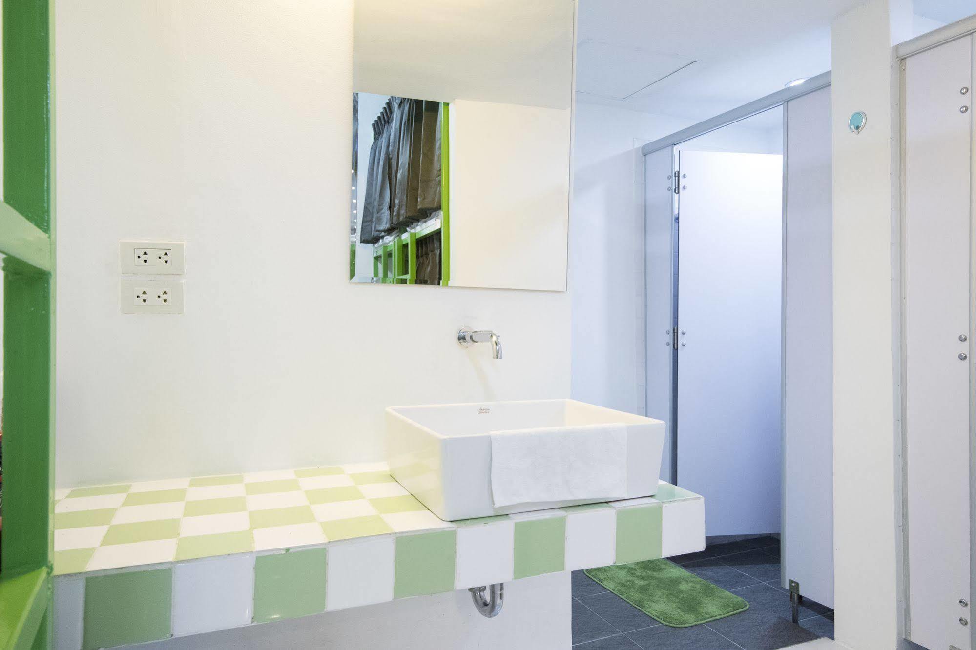 Pixellar Hostel Bangkok Ngoại thất bức ảnh
