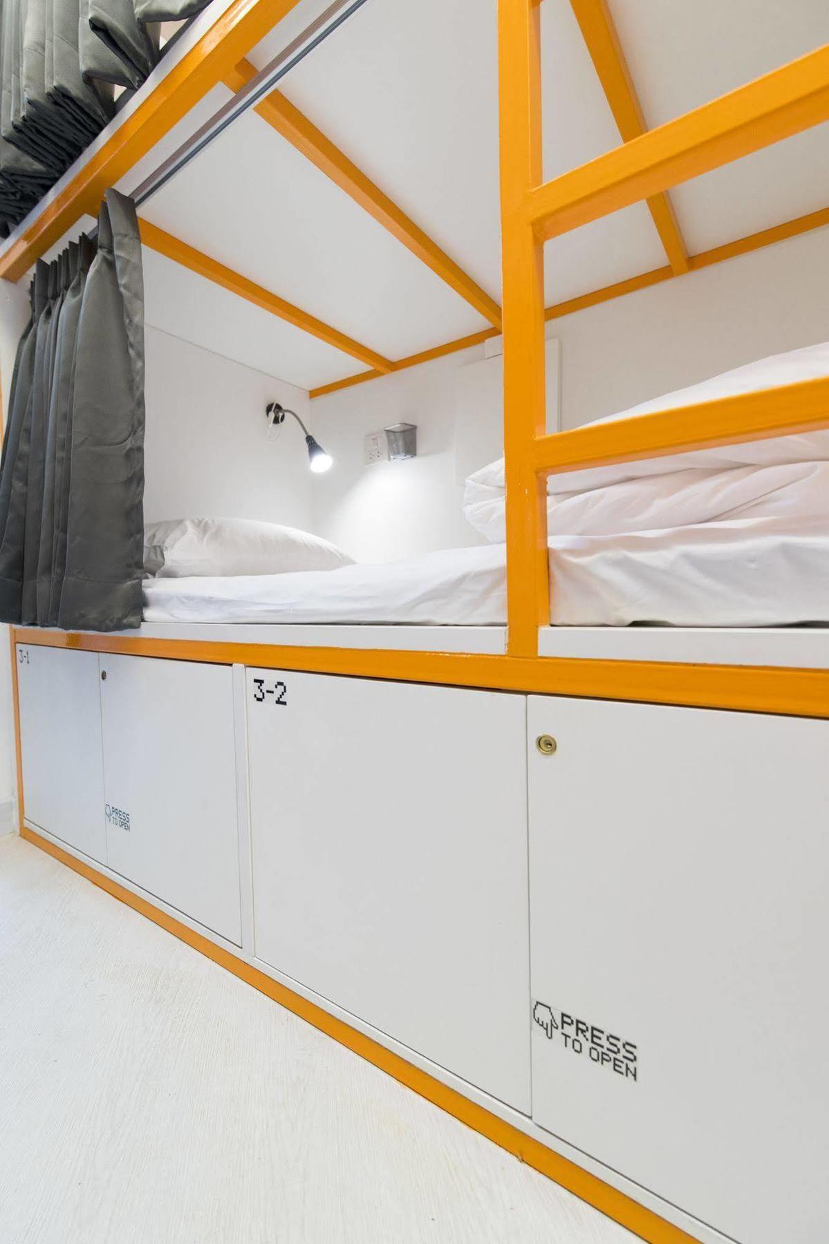 Pixellar Hostel Bangkok Ngoại thất bức ảnh