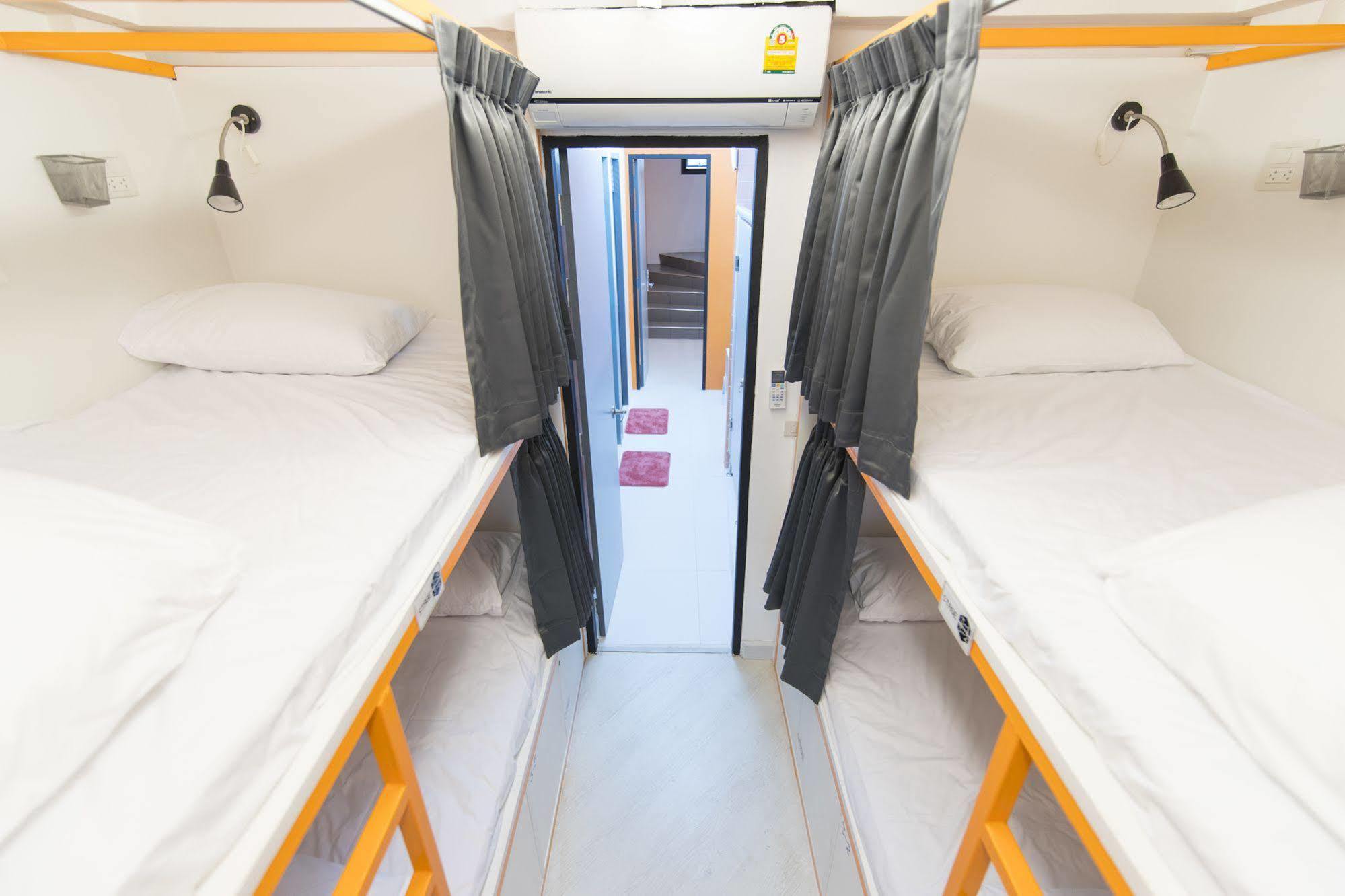 Pixellar Hostel Bangkok Ngoại thất bức ảnh