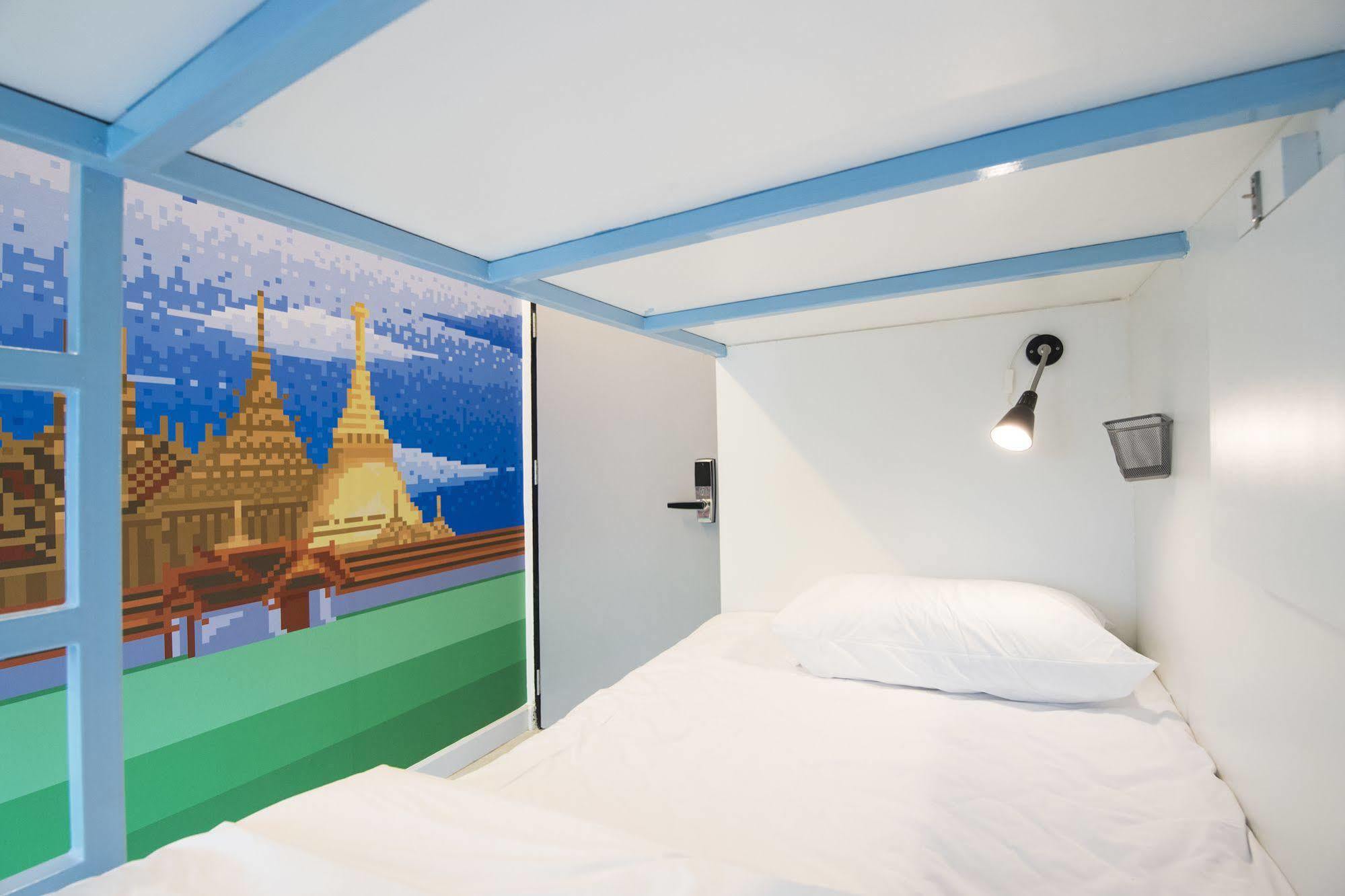 Pixellar Hostel Bangkok Ngoại thất bức ảnh