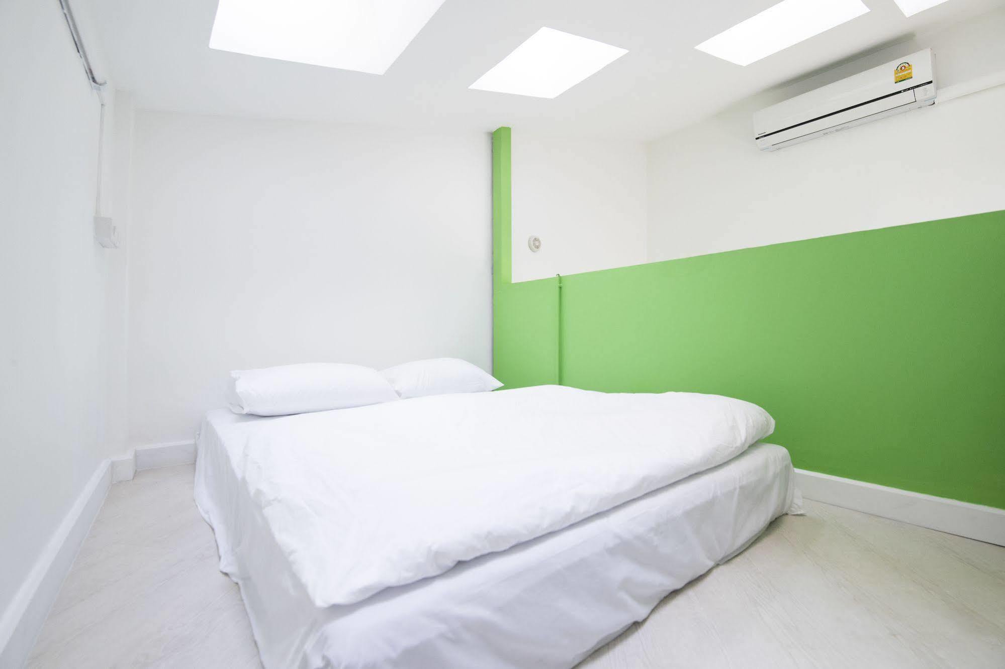 Pixellar Hostel Bangkok Ngoại thất bức ảnh